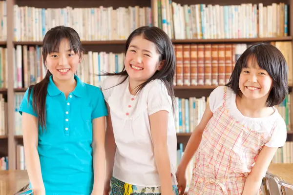 Kütüphanede Gülümseyen Bir Grup Kız Öğrenci — Stok fotoğraf