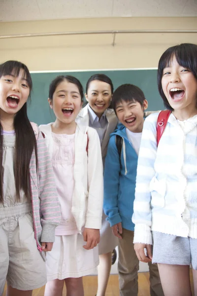 Ομάδα Ευτυχισμένων Ασιατών Μαθητών Στην Τάξη — Φωτογραφία Αρχείου