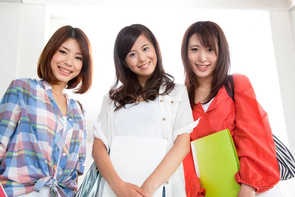 Retrato Tres Jóvenes Estudiantes Asiáticos Sonriendo Imágenes De Stock Sin Royalties Gratis