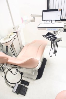 Diş hekiminde dişçi sandalyesi ve aletler.