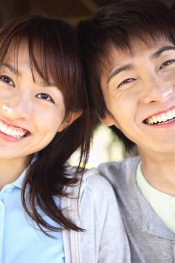 Açık havada birbirine aşık Asyalı neşeli bir çiftin portresi.