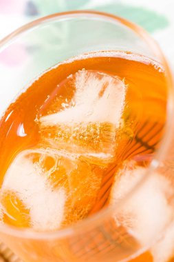 Buzlu soğuk çayın manzarasını kapat.