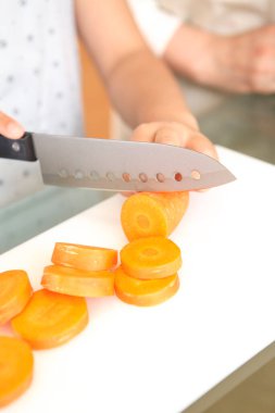 kadın kesme havuç mutfak 