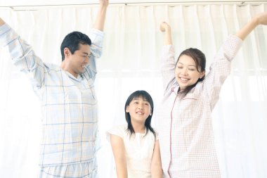 Mutlu Asyalı anne-babalar ve kızları sabah evde