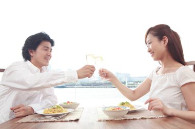 Şampanya bardaklı çift dışarıda kadeh kaldırıyor. 