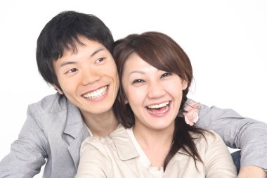 Mutlu Asyalı çifti birbirine yakın tut. 