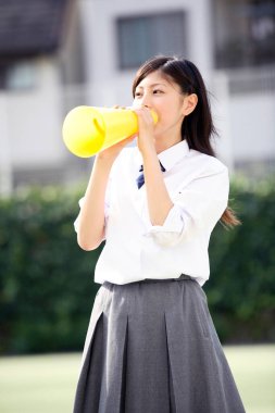 Hoparlörlü üniformalı güzel bir Japon öğrenci. 