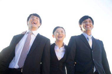 Dışarıda gülen yüzlü iş adamları. 