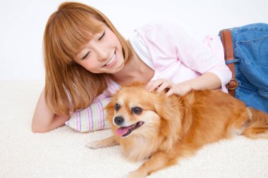 Pomeranya köpekli güzel Asyalı kadın.