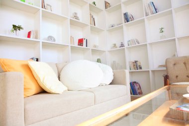 Modern oturma odasının içi. 