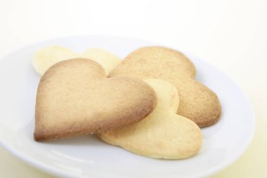 Yeni pişmiş nefis kalp şeklinde kurabiyeler. Sevgililer Günü konsepti 