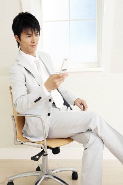 Ofiste cep telefonu kullanan iş adamı 