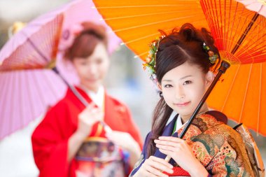 Şemsiyeli kimono giyen güzel Japon kızları. 