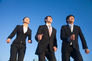 Üç genç iş adamı dışarıda. 