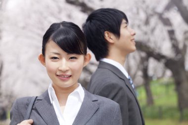 Parkta çalışan iş adamları.