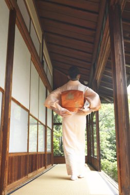 Kimonolu genç bir kadının arka planı. 