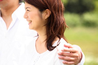 Yaz parkında genç bir Asyalı çift 