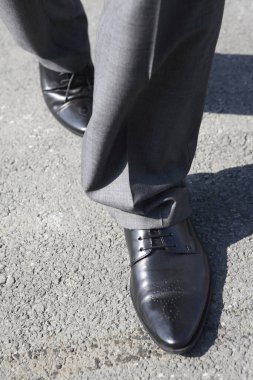 Takım elbiseli bir adamın ayakları. 
