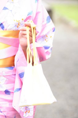 Kimonolu genç bir kadının kesilmiş fotoğrafı.