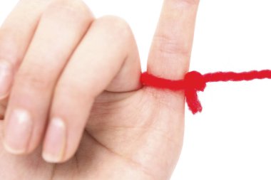 Kırmızı iplikle işaretlenmiş küçük parmaklı kadın.