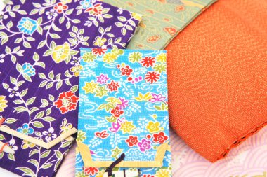 Arkaplanda renkli kumaş dokusu örnekleri