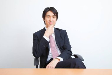 Ofisteki masada oturan iş adamı.