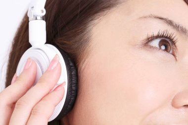 Yakın plan, kulaklıklı bir kadın. beyaz üzerine izole