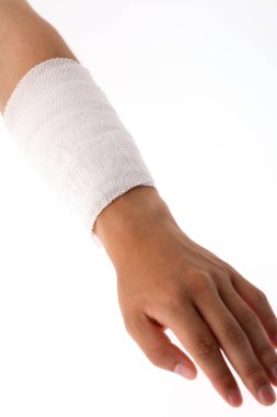 Yaralanan kadın bandajı beyaza izole edilmiş. 