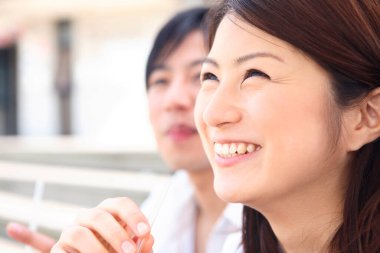 Genç Japon çiftin doğal bir geçmişi var.