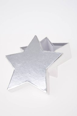 arkaplanda yıldız şekilli hediye kutusu, kapat