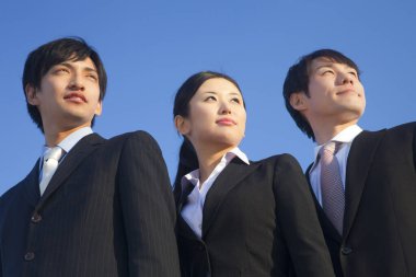 İş ekibi arka arkaya dışarı bakıyor. 