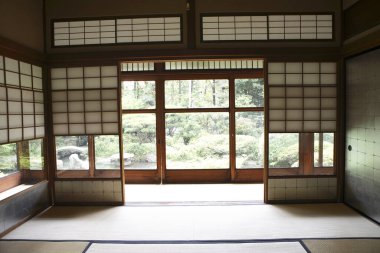 Geleneksel Japon odası, sakin bahçe manzaralı.