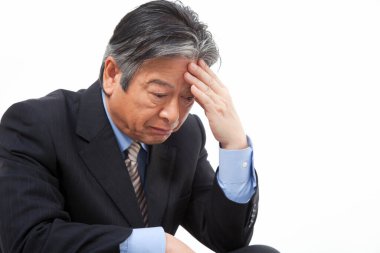 Takım elbiseli üzgün adam oturuyor. 