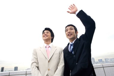 Gülümseyen iki Asyalı adam.