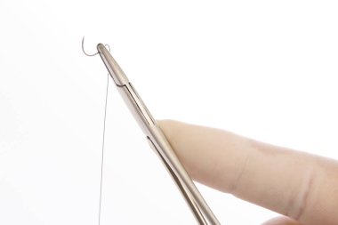 İğneyi dikkatlice tut.