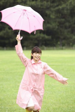 Şemsiyeli mutlu Asyalı kadın