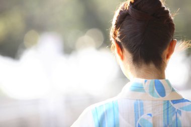 Geleneksel Japon geleneksel yukata elbiseli kadın, yakın plan.