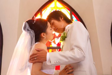 Güzel bir çift Asyalı yeni evli.