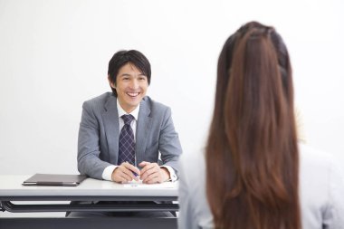 Japon iş adamları ofiste birlikte çalışıyorlar. iş toplantısı kavramı 