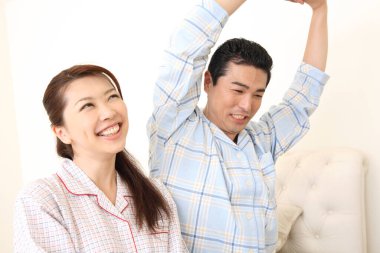 Evde pijamalı mutlu bir çift.