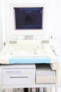 Hastanede tıbbi malzemeler var..