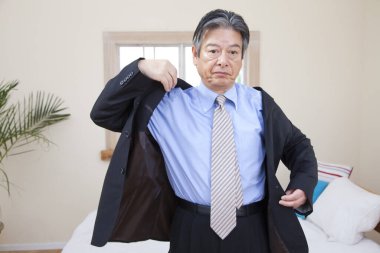 Üst düzey Japon işadamı ceketini giyiyor. 