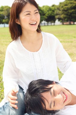 Yaz parkında genç bir Asyalı çift 