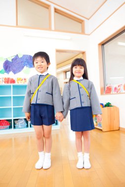 İlkokulda iki neşeli Japon çocuk.