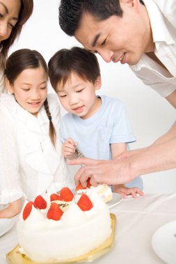 Mutlu Japon ailesi ve doğum günü pastası