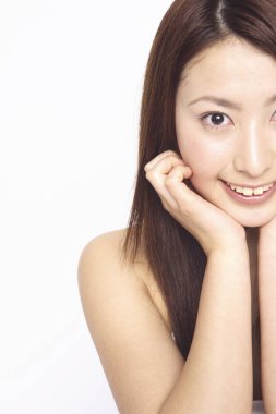 Kameraya bakan Asyalı kadının portresi 