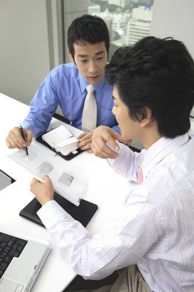 Junge Asiatische Geschäftsleute Arbeiten Büro — Stockfoto
