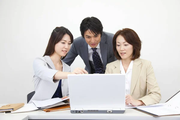 Japonští Podnikatelé Pracující Společně Laptopem Kanceláři — Stock fotografie