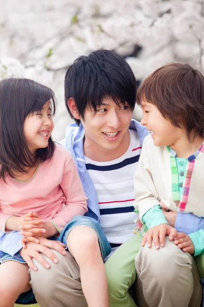 Happy Asian Family Three Blooming Cherry Tree Background — ストック写真