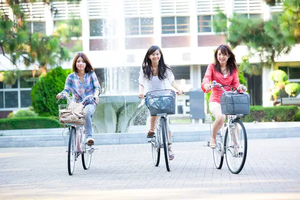 Szczęśliwy Japońskie Kobiety Jazda Rowerach Miejskim Parku — Zdjęcie stockowe